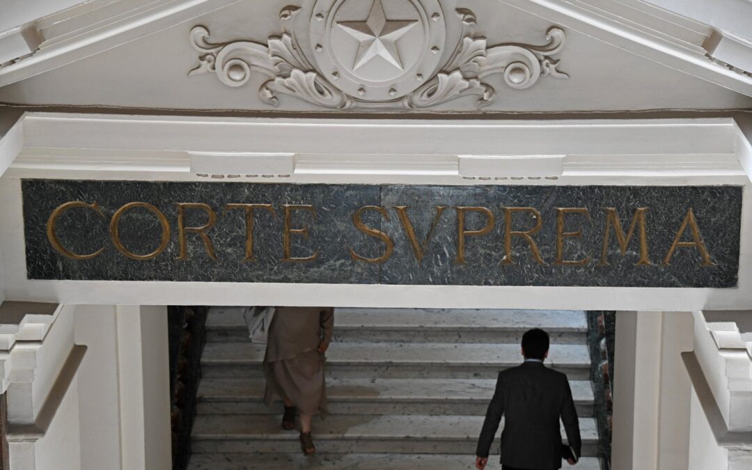 Sigue postura de la Segunda Sala de que es una falta administrativa y no un delito: Corte Suprema anula juicio y absuelve a condenado por poner en peligro la salud pública al transitar tras toque de queda