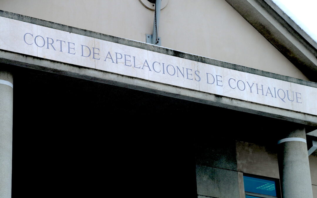 Corte de Coyhaique declara admisible querella de capítulos contra de jueza de garantía por presunta violación de secreto y prevaricación