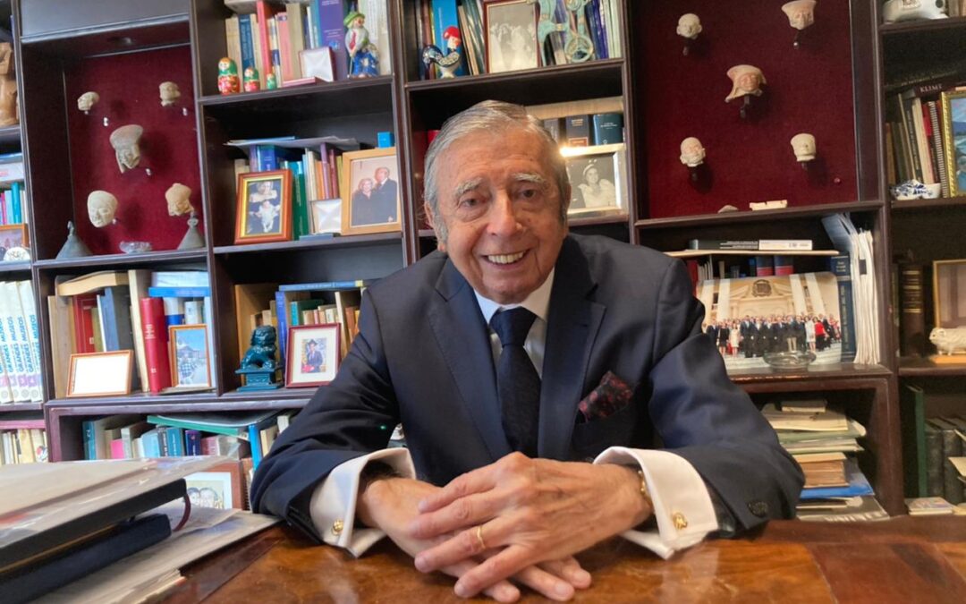 UCEN postula candidatura de Hugo Llanos al Premio Nacional de Humanidades 2021