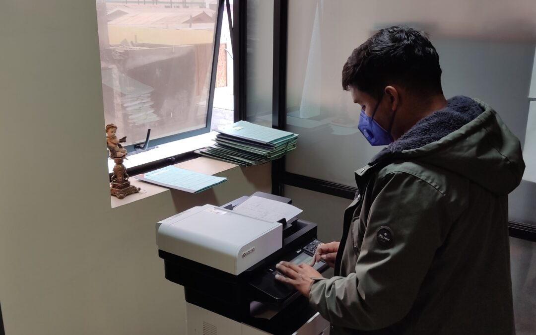 “Antes yo no creía poder hacer algo diferente”: el pescador que cumple su pena trabajando como auxiliar administrativo en las oficinas Defensoría de Iquique