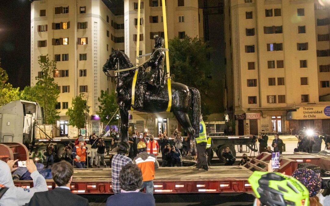 Respuesta tras fallo del Consejo para la Transparencia: comandante en jefe del Ejército y ministro de Defensa autorizaron comunicado tras ataque incendiario al monumento del general Baquedano
