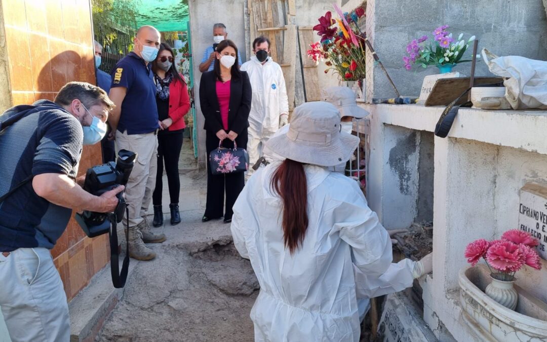 Jueza realizó exhumación: restos de menor que habría sido sustraído al nacer y le dijeron a su madre que falleció, no estaban en su tumba