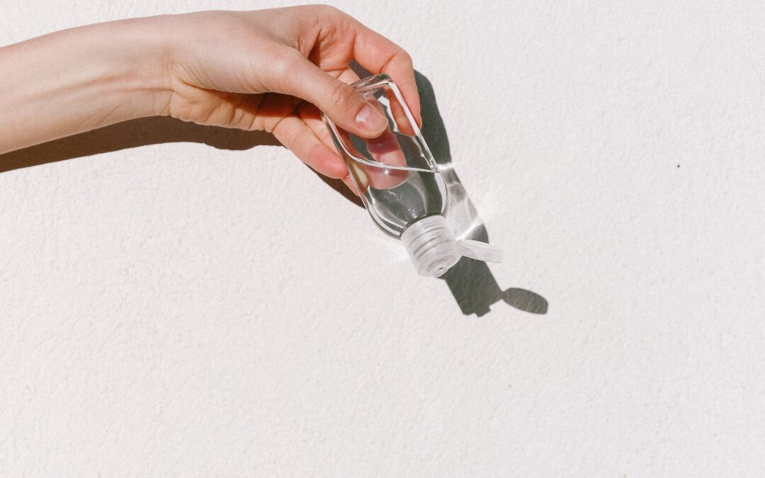 En casa de herrero, cuchillo de palo: ISP abre sumario sanitario en seremi de Salud de Los Ríos por fabricar alcohol gel artesanal sin autorización para uso de sus funcionarios