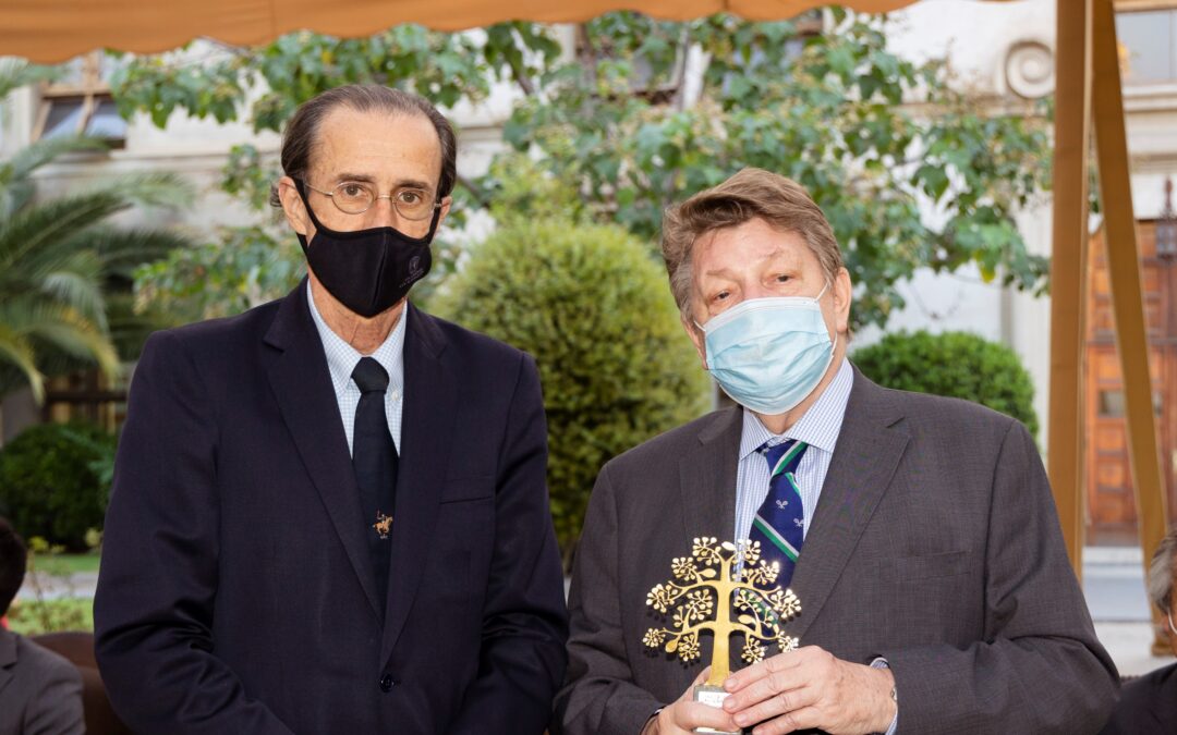 Carlos Künsemüller recibe reconocimiento a sus 50 años de trayectoria académica en el ámbito del Derecho Penal