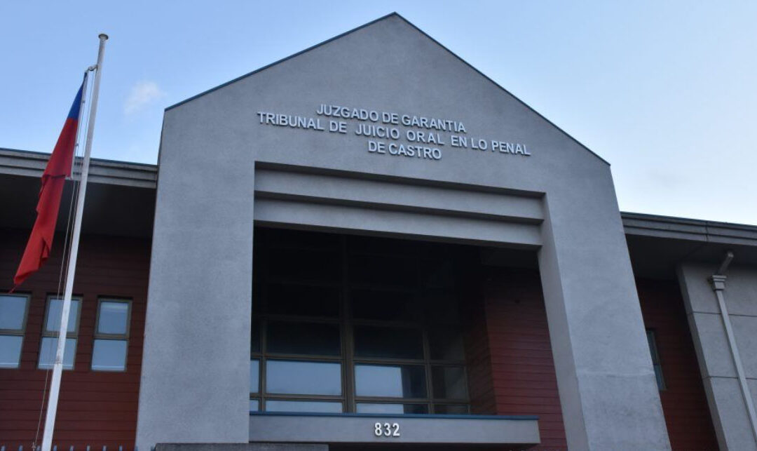 Tribunal estableció que imputada por parricidio era víctima de violencia intrafamiliar: Mujer quedó con arresto nocturno y arraigo