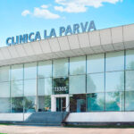 Tribunal deja con prohibición de salir del país a exgerente de clínica estética del doctor Vidal