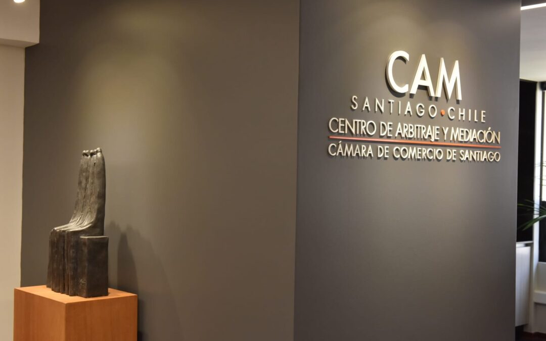 Centro de Arbitraje y Mediación de Santiago celebra 30 años con lanzamiento de libro y reconocimiento a destacadas figuras