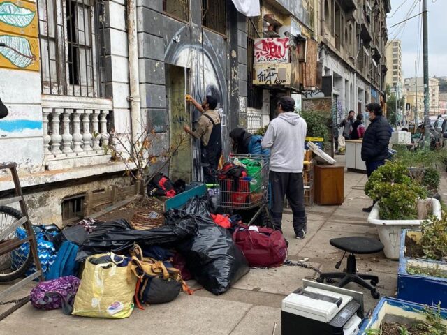 Operativo realizado con personal de Carabineros:  Poder Judicial toma posesión de inmueble utilizado ilegalmente en Valparaíso y comienza proceso de limpieza y recuperación