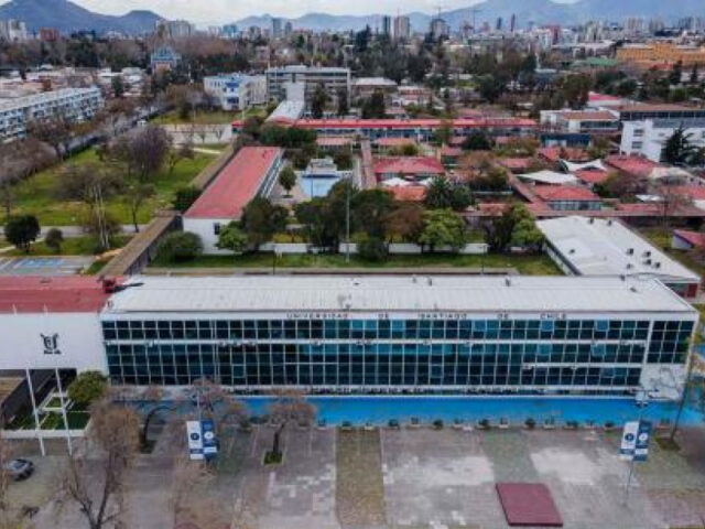 En medio de cuestionamientos al rector Vidal, desalojan toma en la USACH