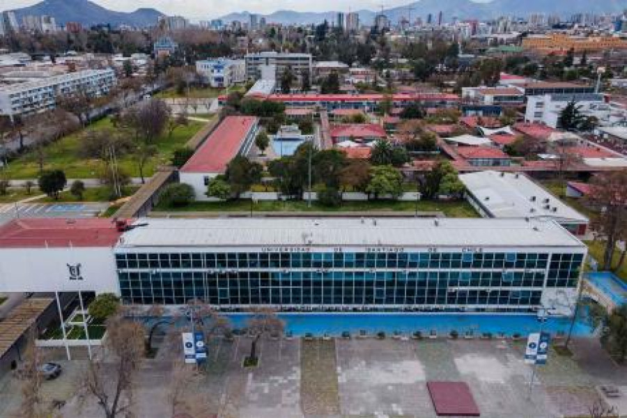 En medio de cuestionamientos al rector Vidal, desalojan toma en la USACH