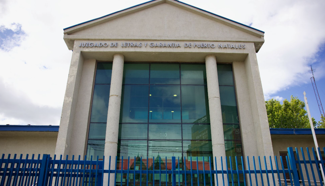 Tribunal de Puerto Natales multó a turista que fue sorprendido fumando en Torres del Paine