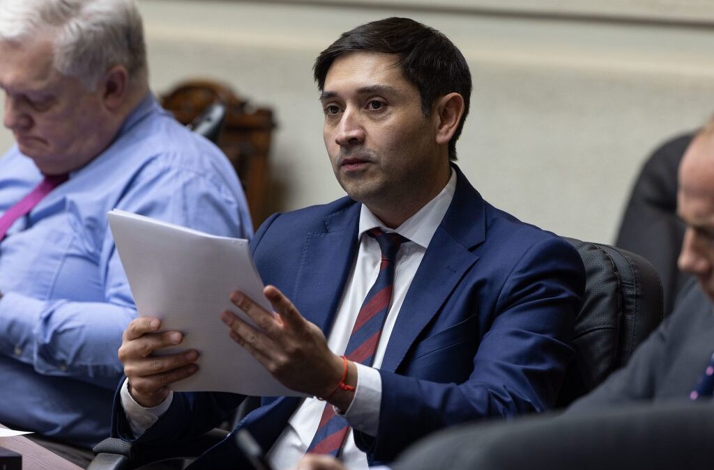 Asesorías de papel: El esquema que tiene al senador Miguel Ángel  Calisto con arraigo nacional