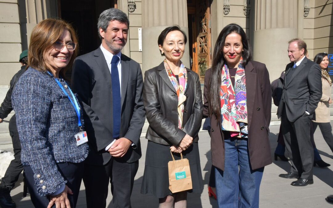 Presidenta de la Corte Suprema asiste a feria de la justicia realizada en explanada frente al Palacio de Tribunales