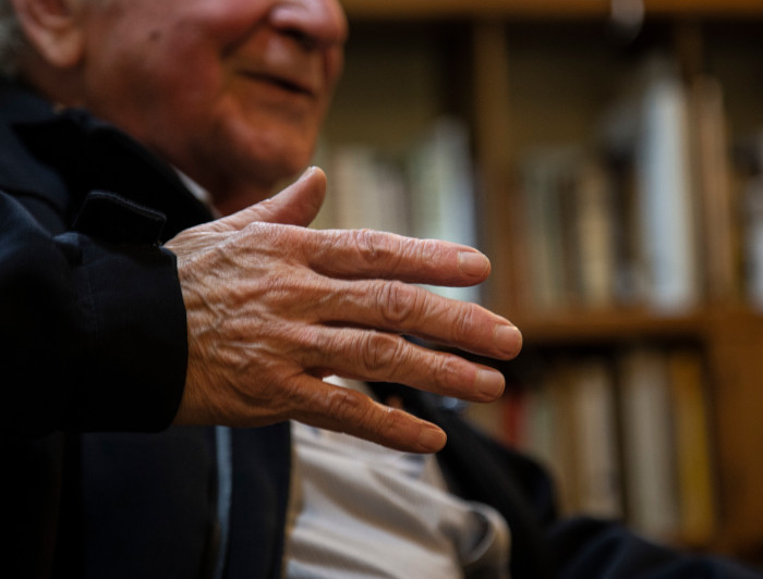 mano-adulto-mayor-generica