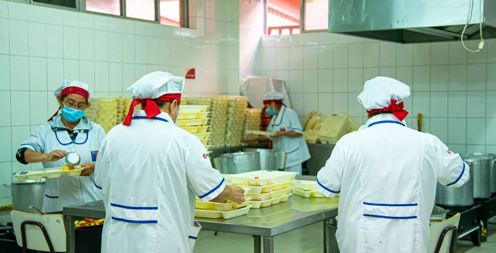 Foto-Manipuladoras-de-alimentos-Junaeb-Flickr-Junaeb