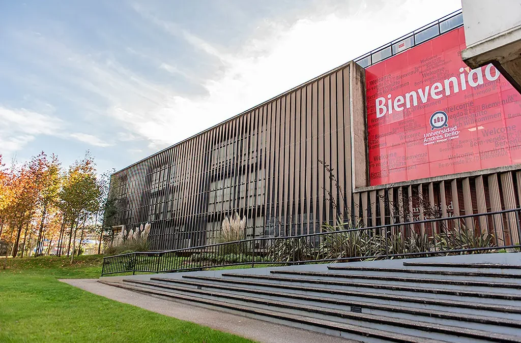 Corte confirma expulsión de alumno de la UNAB que publicó imágenes de IA alusivas a tiroteo universitario