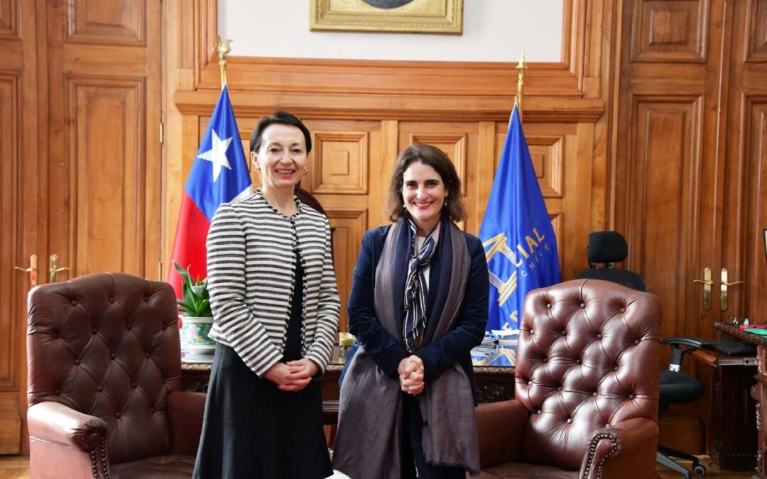 Presidenta de la Corte Suprema se reúne con directora general de Teletón