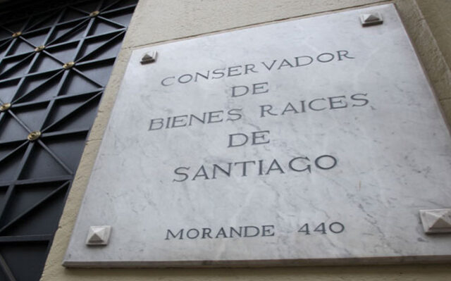 La compleja situación legal que vive el Conservador de Bienes Raíces de Santiago. Por Mario Cubillos